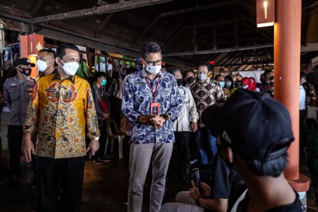 Menparekraf Sandiaga Uno ketika meninjau proses vaksinasi COVID-19 bagi pelaku usaha parekraf di Batam View Beach Resort Sabtu (20/3) Foto: Dok. Istimewa