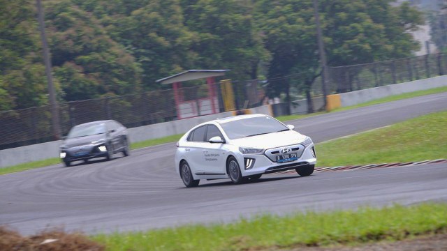 Track day dengan mobil listrik Hyundai Ioniq dan Kona Electric. Foto: dok. Hyundai