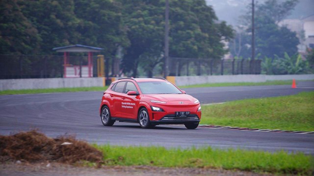 Track day dengan mobil listrik Hyundai Ioniq dan Kona Electric. Foto: dok. Hyundai