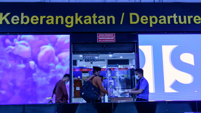 Calon penumpang berjalan masuk ke dalam Terminal Bandara Halim Perdanakusuma, Jakarta Timur, Sabtu (20/3/2021). Foto: M RIsyal Hidayat/ANTARA FOTO