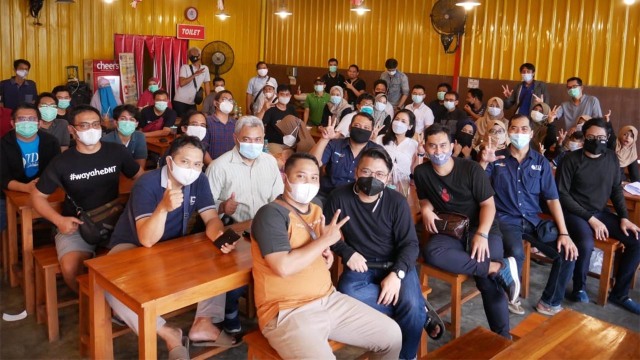 Komunitas Tangan Di Atas (TDA) Surabaya mengadakan kegiatan 'Cangkruk' di Ayam Geprek Juara - Merr, Surabaya.(dok/ TDA Surabaya).