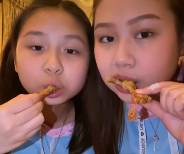 Sisca Kohl dan adiknya saat makan seblak kesukaanya. Foto: Dok Hi!Pontianak