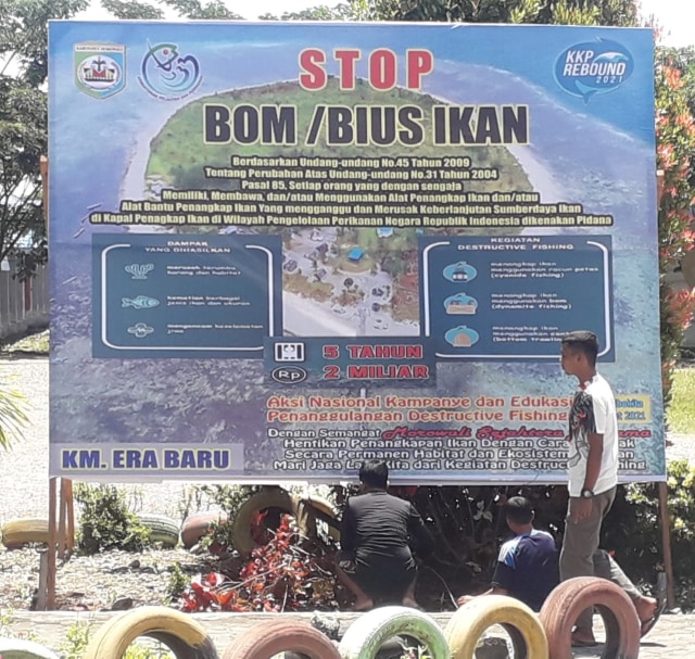 Keberadaan baliho ini sengaja dibuat oleh pemilik kapal penangkap ikan di Morowali, Sulteng untuk mendukung gerakan kampanye dan edukasi penanggulangan Destructive Fishing, Minggu (21/3). Foto: istimewa