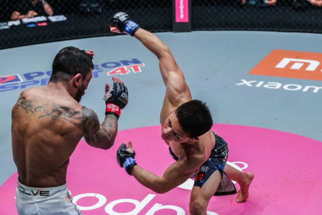 Hiroba Minowa (kanan) melayangkan sebuah pukulan kanan kepada Alex Silva di ONE: FISTS OF FURY III (ONE Championship)