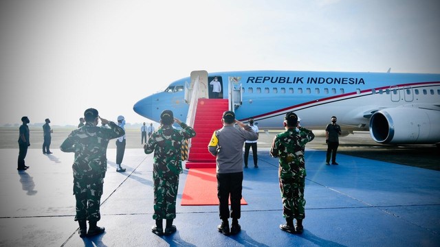 Presiden Joko Widodo saat akan berangkat menuju Kabupaten Sidoarjo, Provinsi Jawa Timur, di Bandara Halim Perdanakusuma, Jakarta Timur, Senin (22/3). Foto: Laily Rachev/Biro Pers Sekretariat Presiden