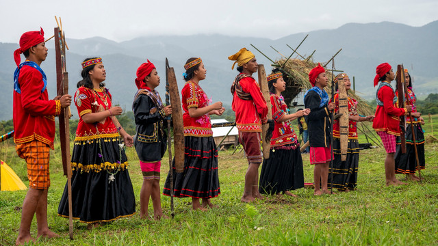 Sejumlah warga membawakan tari penyambutan Linggona Lipu pada pembukaan Kemah Budaya Tanah Adat di Lembah Behoa, Desa Bariri, Lore Tengah, Kabupaten Poso, Sulawesi Tengah, Sabtu (20/3/2021). Foto: Basri Marzuki/ANTARA FOTO