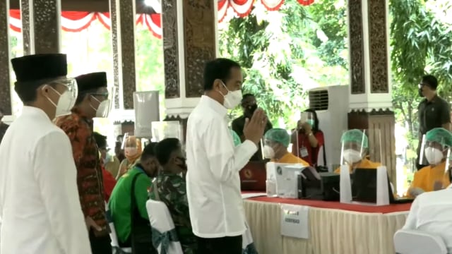 Presiden Joko Widodo meninjau vaksinasi massal di Pendopo Delta Wibawa Kabupaten Sidoarjo, Senin (22/3). Foto: Youtube/Sekretariat Presiden