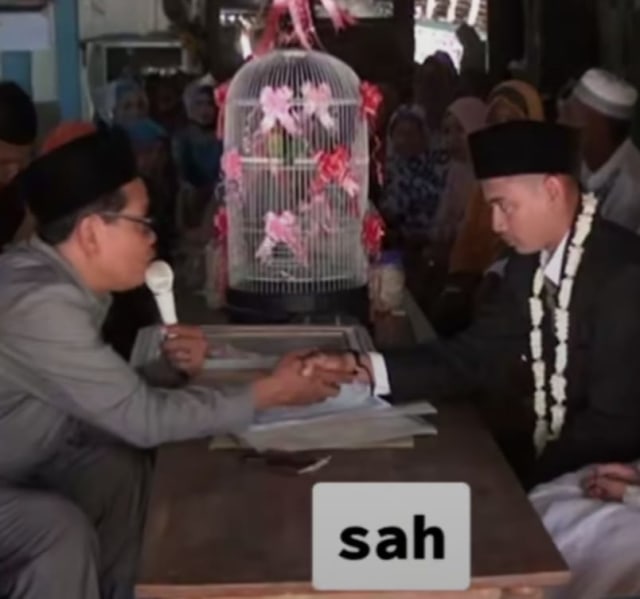 Proses pernikahan dengan maskawin sepasang burung lovebird. Foto: Dok Hi!Pontianak