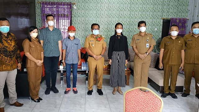 Wali Kota Bitung terpilih, Maurits Mantiri saat memberikan dukungan kepada Efrain Lasut dan Ferla Masambe calon Paskibra utusan Kota Bitung, yang akan mengikuti seleksi tingkat Provinsi Sulut.