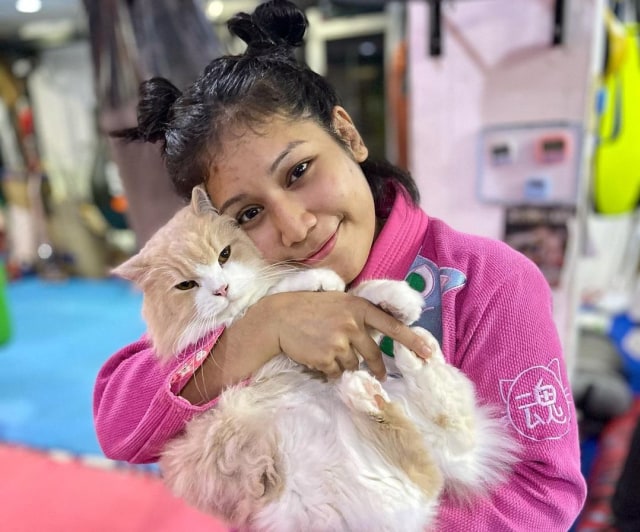 Atlet ONE Championship asal Malaysia Jihin Radzuan kerap membawa kucing peliharaannya ke tempatnya berlatih (Instagram.com/jihinr)