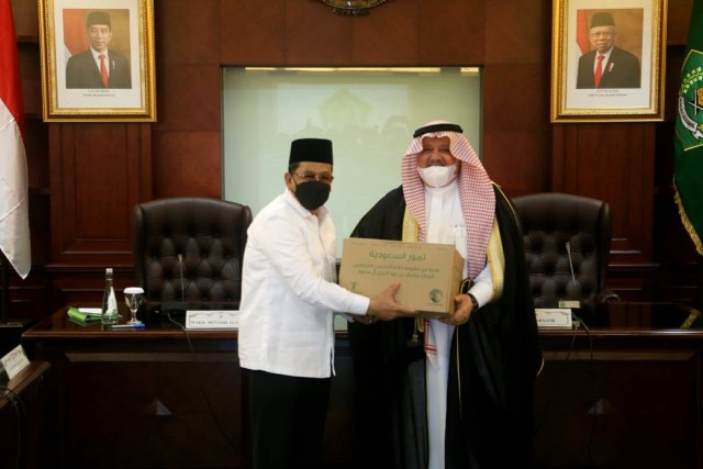 Kementerian Agama menerima hibah 100 ton kurma dan 10 ribu mushaf Al-Quran dari Pemerintah Arab Saudi. Foto: Kemenag