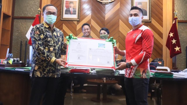 Serda Aprilio Perkasa Manganang menerima e-KTP. Foto: Dok. Dukcapil Kemendagri