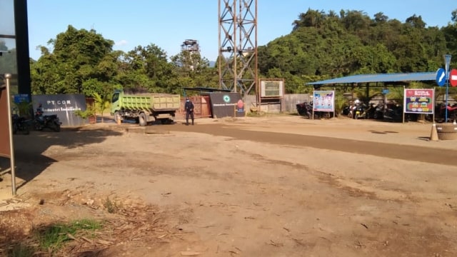 Petugas berjaga-jaga di pintu gerbang masuk PT CORII di Dusun V Lambolo, Desa Ganda-ganda, Kecamatan Petasia, Kabupaten Morowali Utara, Sulteng, Senin (22/3). Foto: Tim PaluPoso