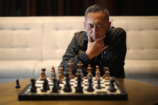 Pemain catur, Dadang Subur atau yang dikenal dengan panggilan Dewa kipas. Foto: Aditia Noviansyah/kumparan