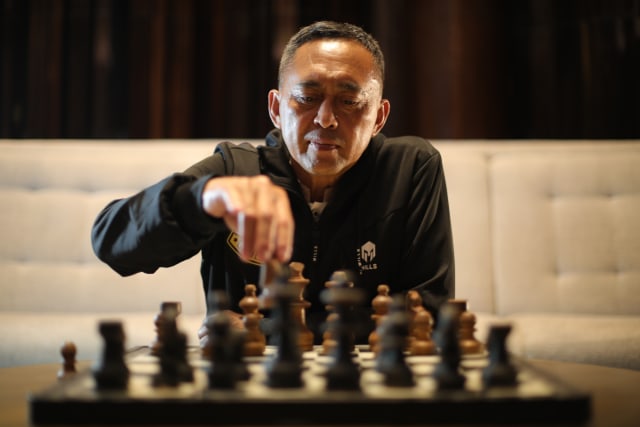 Pemain catur, Dadang Subur atau yang dikenal dengan panggilan Dewa Kipas. Foto: Aditia Noviansyah/kumparan