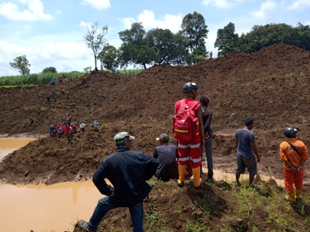 Tim relawan melajukan pencarian terhadap kedua korban. (Foto: Istimewa)