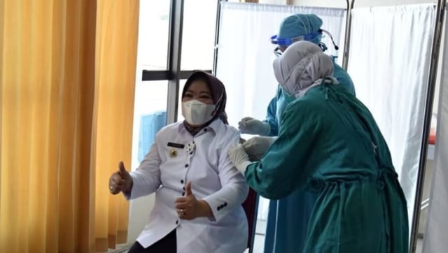 Bupati Kotawaringin Barat, Nurhidayah saat menerima vaksin dosis pertama. Foto: Prokom.