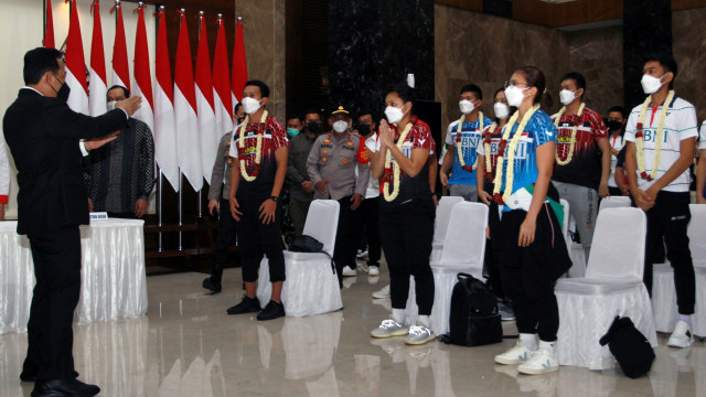 Pebulutangkis All England Indonesia mengikuti jumpa pers setibanya dari Inggris di Terminal VVIP Bandara Soekarno Hatta, Tangerang, Banten, Senin (22/3). Foto: Muhammad Iqbal/ANTARA FOTO