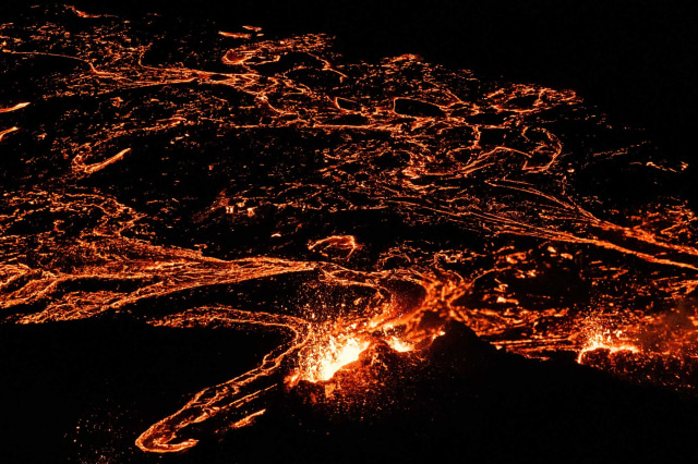 Lava mengalir dari gunung berapi di Semenanjung Reykjanes, Islandia 20 Maret 2021. Foto: SIGTRYGGUR JOHANNSSON/REUTERS