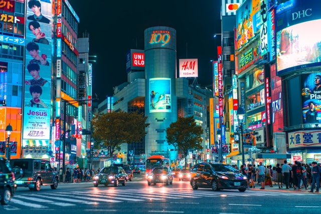 Hiruk pikuk suasana pusat kota Shibuya di malam hari. Foto: Dok. Jezael Melgoza/Unsplash.