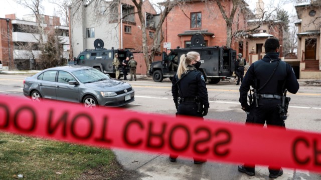 Petugas polisi berada di lokasi penembakan di toko kelontong King Soopers, di Boulder, Colorado, AS, (22/3). Foto: Alyson McClaran/REUTERS
