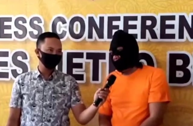 Ustaz Gondrong alias Herman (kanan), pria yang viral karena aksinya menggandakan uang di Bekasi.  Foto: Dok. Istimewa