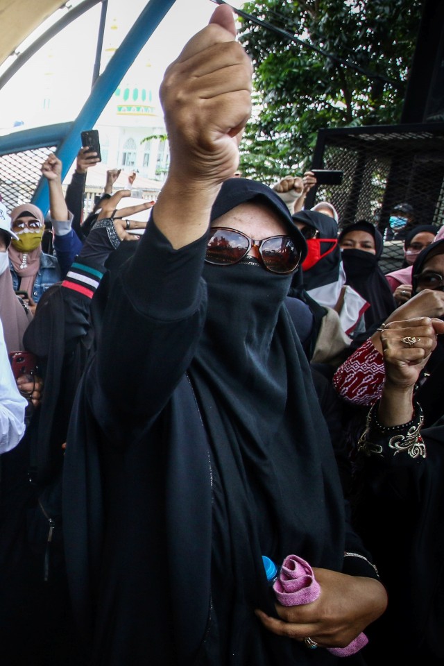 Sejumlah perempuan melakukan aksi saat berlangsungnya sidang lanjutan kasus pelanggaran protokol kesehatan dengan terdakwa Rizieq di Pengadilan Negeri (PN) Jakarta Timur, Jakarta, Selasa (23/3). Foto: Rivan Awal Lingga/ANTARA FOTO