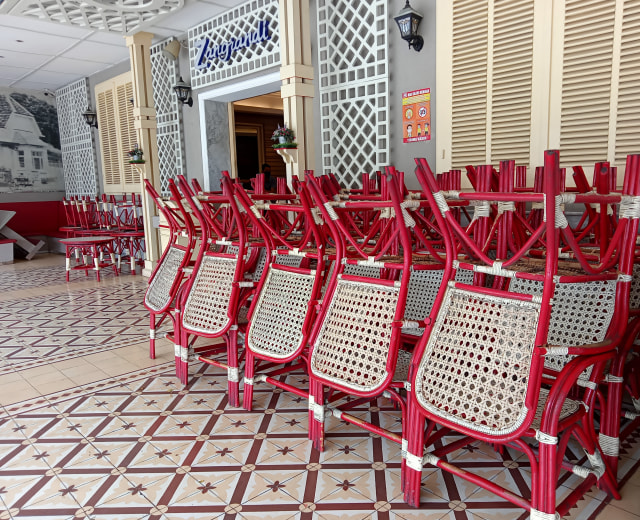 Tumpukan kursi rotan warna merah yang jadi bagian khas kedai es krim Zangrandi terlihat di bagian teras depan. Kabar di sejumlah grup WhatsApp sejak menyebut jika Zangrandi bakal tutup. Foto-foto: Masruroh/Basra