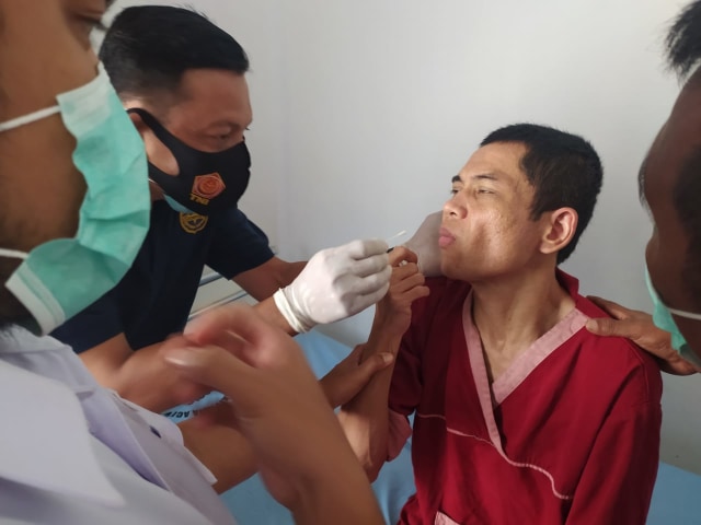 Pemeriksaan DNA terhadap pasien RSJ yang diduga Asep, anggota Brimob Resimen I Kedung Halang asal Bogor Foto: Dok. Polda Aceh