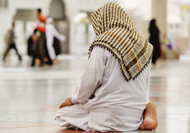 Ilustrasi itikaf di dalam masjid. Sumber: id.pinterest.com