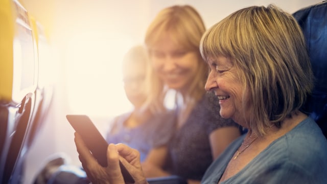 Ilustrasi lansia di pesawat. Foto: Getty Images