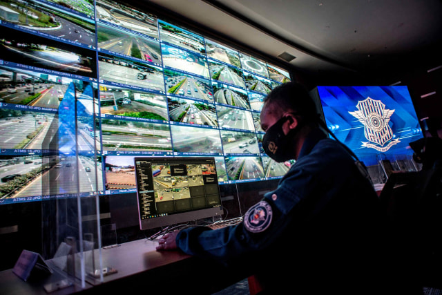 Petugas NTMC Korlantas Polri mengamati pergerakan arus lalu lintas pada layar di Gedung National Traffic Managemen Center (NTMC) Korlantas Polri, Jakarta. Foto: Aprillio Akbar/Antara Foto