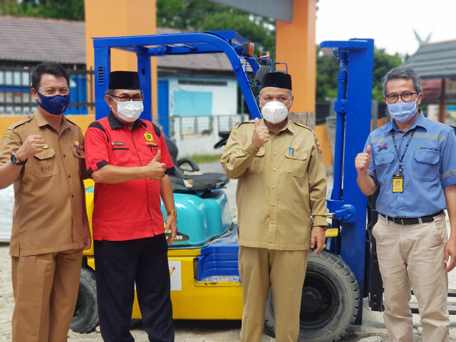 Penyerahan bantuan 1 unit alat berat berupa Forklift dari PT United Tractors Tbk. Joko Hardyono/InfoPBUN