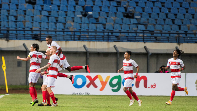 Selebrasi pemain Madura United usai mencetak gol ke gawang PSS Sleman pada pertandingan Piala Menpora di Stadion Si Jalak Harupat, Kabupaten Bandung, Jawa Barat, Selasa (23/3).  Foto: M Agung Rajasa/ANTARA FOTO