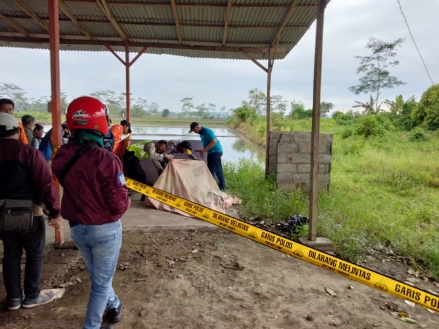Petugas kepolisian sedang melakukan olah TKP di Pakisaji, Kabupaten Malang. (Rizal/Tugumalang)