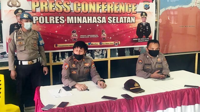 Kasubbag Humas Polres Minsel, Iptu Roby Tangkere saat memberikan keterangan pers