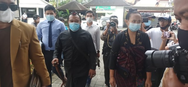 IWM [laki-laki baju hitam] tokoh agama yang diduga melakukan perbuatan cabul tiba di Kejari Denpasar. Foto: Denita BR Matondang/kumparan