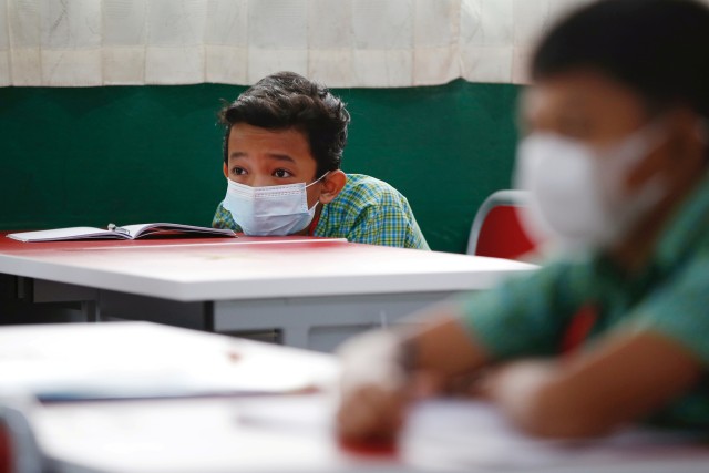 Sejumlah siswa mengenakan masker dan menrapkan jaga jarak soial (social distancing) mengikuti kegiatan belajar tatap muka di Bekasi, Rabu (24/3). Foto: Willy Kurniawan/REUTERS
