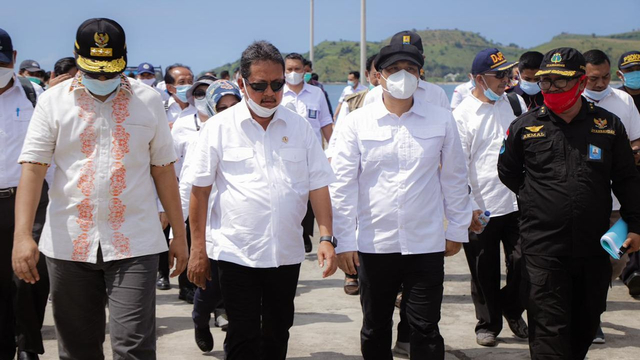 Menteri Kelautan dan Perikanan Sakti Wahyu Trenggono, meninjau benih lobster di Lombok. Foto: Dok. KKP