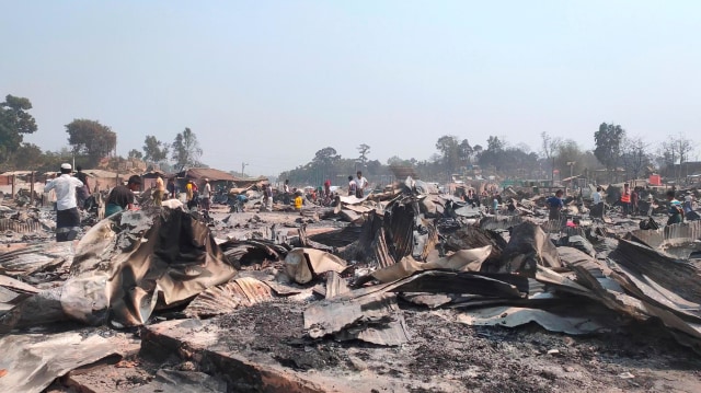 Puing-puing akibat kebakaran di kamp pengungsi Rohingya Balukhali di Cox's Bazar, Bangladesh usai kebakaran. Foto: Abdul Wajed Rashidi/Reuters
