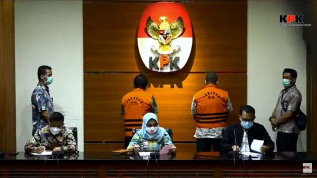 KPK tahan Inspektur Wilayah I Kementerian Agraria dan Tata Ruang Gusmin Tuarita dan Kabid Hubungan Hukum Pertanahan BPN Jawa Timur, Siswidodo.  Foto: Youtube/KPK RI