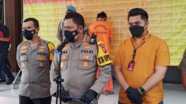 Polisi menunjukkan barang bukti dan tersangka pencurian yang dilakukan karyawan Alfamart di Pasar Johar, Desa Karawang Wetan, Kecamatan Karawang Timur. Foto: Dok. Istimewa