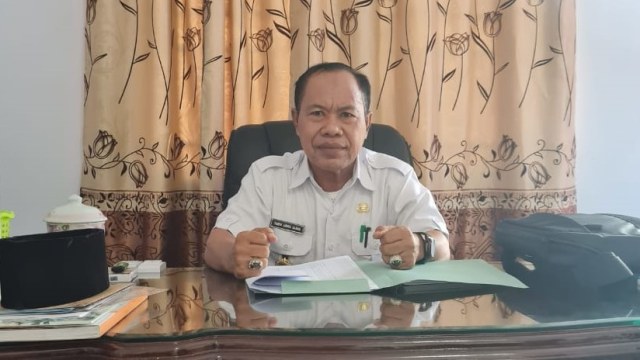 Mohammad Yamin, Kepala Dinas Pendidikan Kabupaten Morowali Utara. Masih berkantor di ruangannya sebagai Kepala Dinas walaupun SK pelantikannya sudah dibatalkan oleh Plh Bupati Morut. Foto: Istimewa