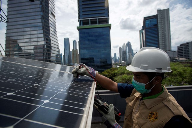 Petugas merawat panel surya yang terpasang di atap Gedung Direktorat Jenderal (Dirjen) EDSM, Jakarta, Rabu (24/3). Foto: Aditya Pradana Putra/Antara Foto