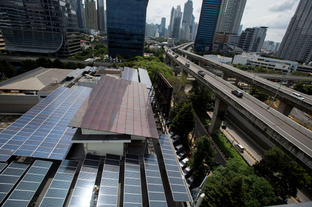 Panel surya yang terpasang di atap Gedung Direktorat Jenderal Ketenagalistrikan Kementerian EDSM, Jakarta, Rabu (24/3). Foto: Aditya Pradana Putra/Antara Foto