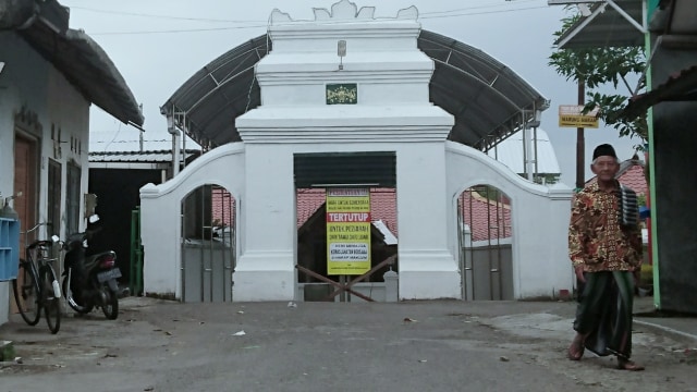 Pintu masuk Masjid Pathok Nagoro An-Nur Mlangi di Kampung Mlangi, Gamping, Sleman. Foto: Widi Erha Pradana