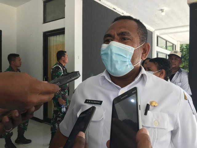 Kabiro Pemerintahan dan Otonomi Daerah Papua Barat Agustinus Rumbino saat memberikan keterangan Pers di Kaimana