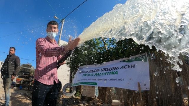 Sumur wakaf warga Aceh di Palestina mengalirkan air. Foto-foto: Dok. ACT Aceh 