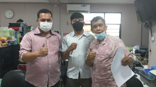 Ketua Kopkar Pos Kota Toto Irianto (kanan) saat menerima SP3 dari Polres Jakarta Barat. Foto: Dok. Istimewa