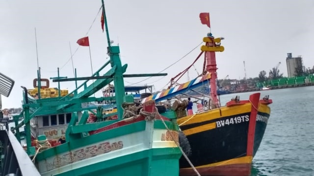 Ditpolair Baharkam Polri menangkap kapal asal Vietnam yang mencuri ikan di Laut Natuna. Foto: Baharkam Polri